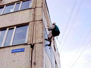 В октябре месяце 2007г. проводились работы по ремонту швов 3-х этажного административного здания в г. Жуковском. Работы производились с полным вскрытием старых швов. Швы заполнялись утеплителем (велотермом) и герметились. Ремонт швов фасада здания производился «под скотч» для того, чтобы все швы были ровные, что придает эстетический вид зданию. В октябре месяце 2007г. проводились работы по ремонту швов 3-х этажного административного здания в г. Жуковском. Работы производились с полным вскрытием старых швов. Швы заполнялись утеплителем (велотермом) и герметились. Ремонт швов фасада здания производился «под скотч» для того, чтобы все швы были ровные, что придает эстетический вид зданию.